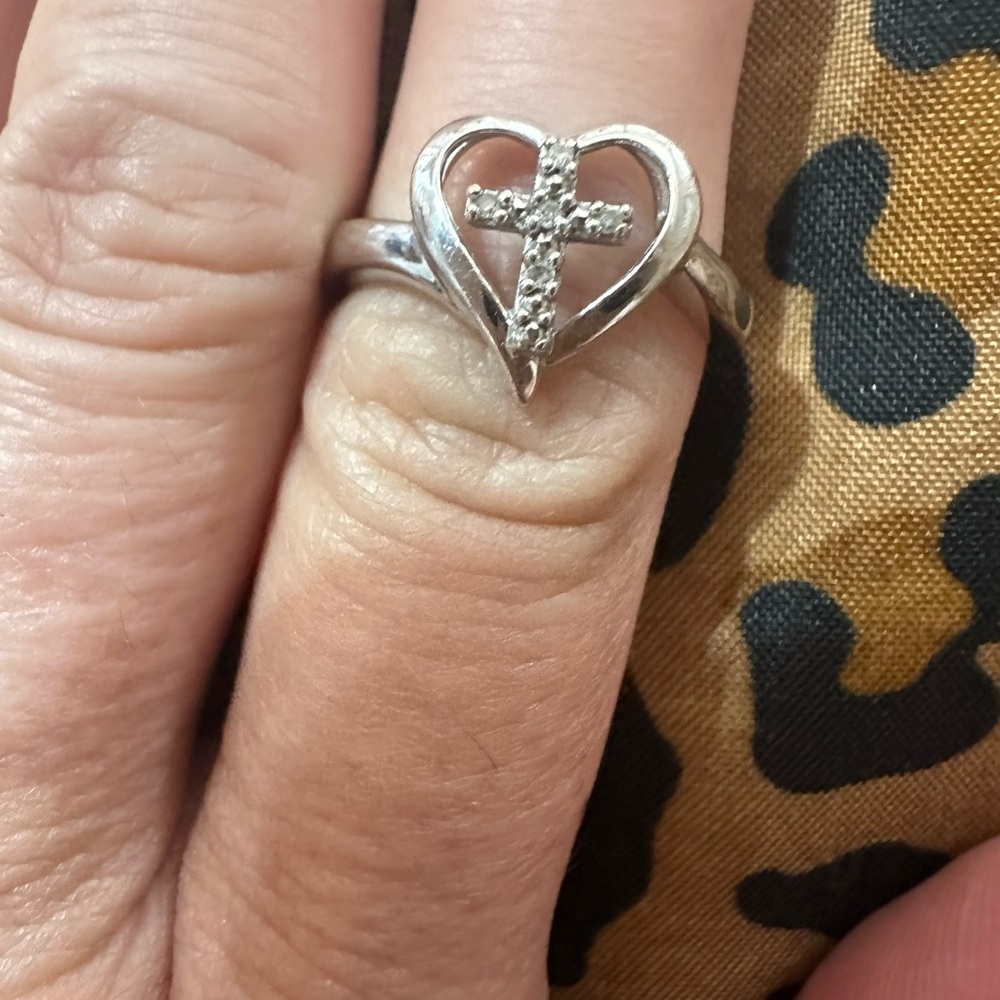 10k White Gold Heart With Diamonds Cross Ring - Picture 8 of 8